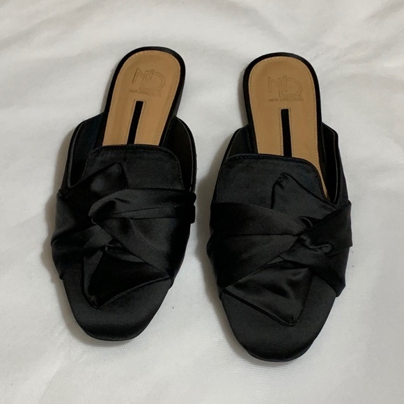New Directions black flat slides - Picture 2 of 5